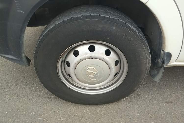Used SAIC MAXUS 2017 2.5T 6-Speed Manual Aoyuntong National V Long Wheelbase Mid-Height 6–10 Seater Left Front Wheel Hub
