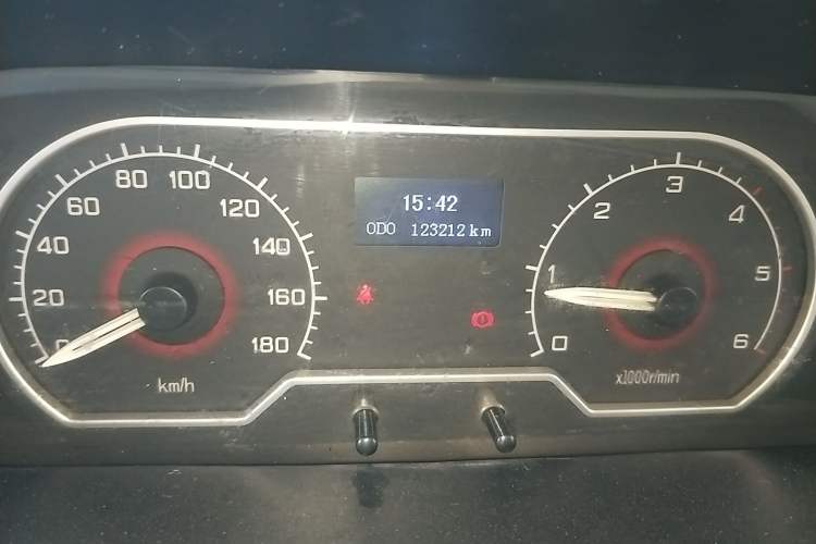 Used SAIC MAXUS 2017 2.5T 6-Speed Manual Aoyuntong National V Long Wheelbase Mid-Height 6–10 Seater Odometer Close Up