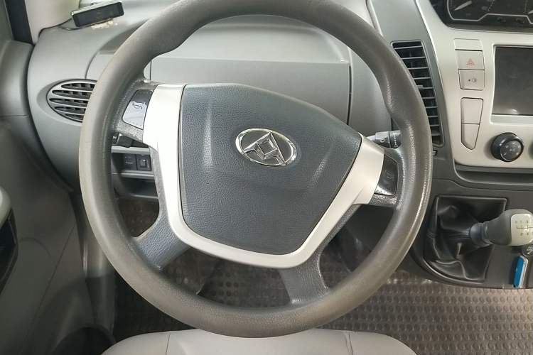Used SAIC MAXUS 2017 2.5T 6-Speed Manual Aoyuntong National V Long Wheelbase Mid-Height 6–10 Seater Steering Wheel