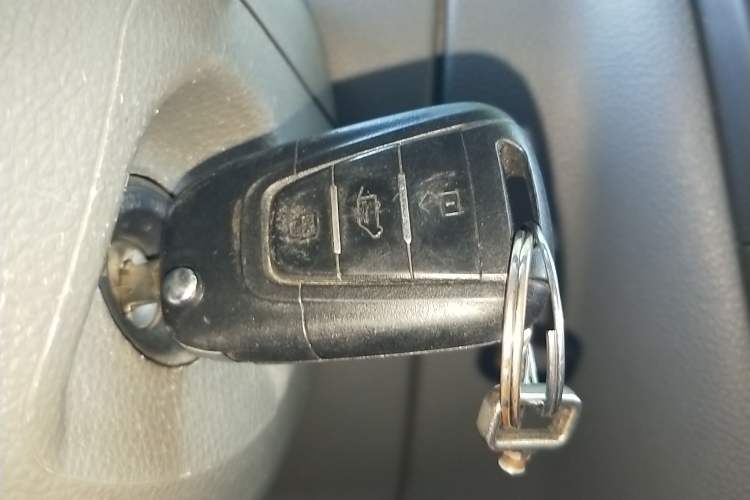 Used SAIC MAXUS 2017 2.5T 6-Speed Manual Aoyuntong National V Long Wheelbase Mid-Height 6–10 Seater Vehicle Key