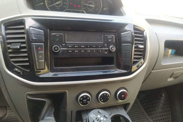 Used SAIC MAXUS 2018 2.5T 6-Speed Manual Aoyuntong Facelifted Short Wheelbase Mid-Height 5-6-Seater Audio And AC Panel