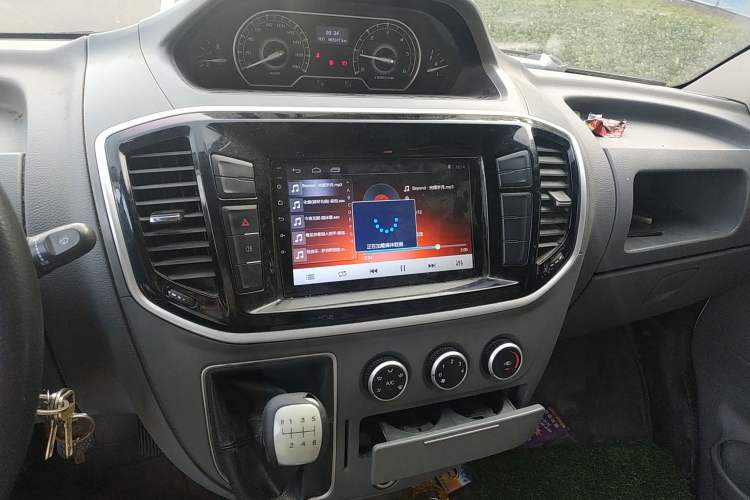 Used SAIC MAXUS 2018 2.5T 6-Speed Manual Aoyuntong Facelifted Short Wheelbase Mid-Height 5-6-Seater Audio And AC Panel