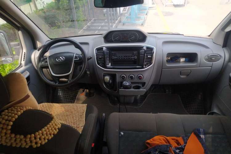 Used SAIC MAXUS 2018 2.5T 6-Speed Manual Aoyuntong Facelifted Short Wheelbase Mid-Height 5-6-Seater Center Console