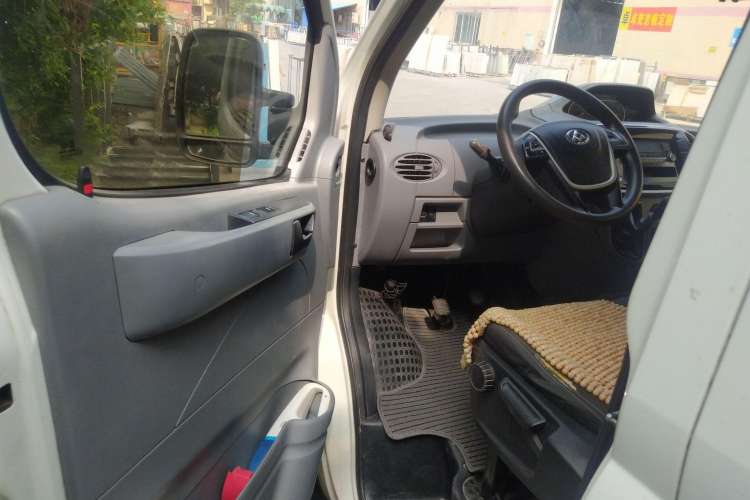 Used SAIC MAXUS 2018 2.5T 6-Speed Manual Aoyuntong Facelifted Short Wheelbase Mid-Height 5-6-Seater Driver Seat