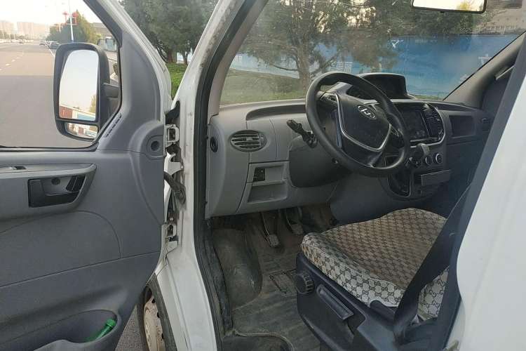 Used SAIC MAXUS 2018 2.5T 6-Speed Manual Aoyuntong Facelifted Short Wheelbase Mid-Height 5-6-Seater Driver Seat