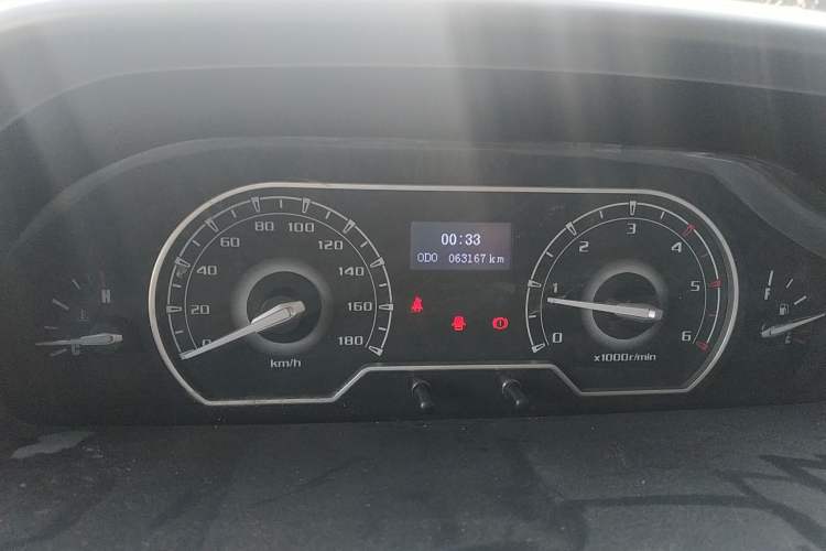 Used SAIC MAXUS 2018 2.5T 6-Speed Manual Aoyuntong Facelifted Short Wheelbase Mid-Height 5-6-Seater Odometer Close Up