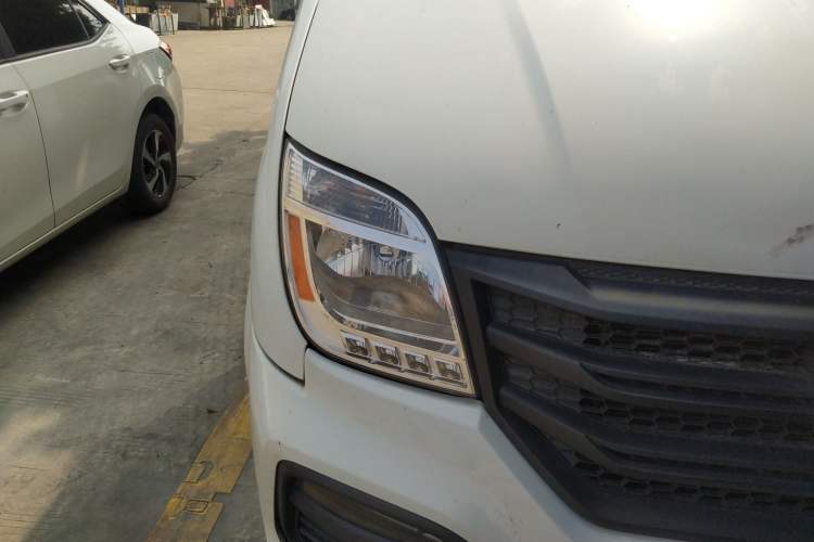 Used SAIC MAXUS 2018 2.5T 6-Speed Manual Aoyuntong Facelifted Short Wheelbase Mid-Height 5-6-Seater Right Front Headlight