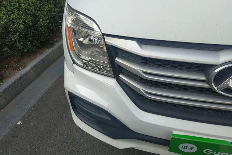 Used SAIC MAXUS 2018 2.5T 6-Speed Manual Aoyuntong Facelifted Short Wheelbase Mid-Height 5-6-Seater Right Front Headlight