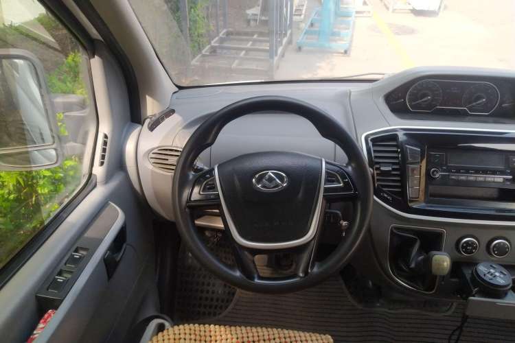 Used SAIC MAXUS 2018 2.5T 6-Speed Manual Aoyuntong Facelifted Short Wheelbase Mid-Height 5-6-Seater Steering Wheel