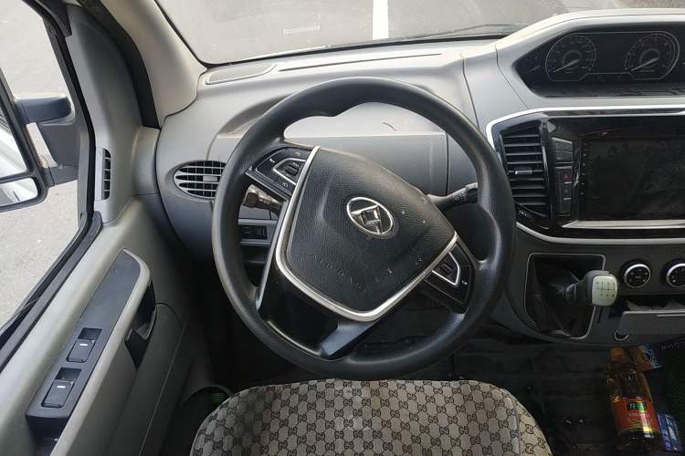 Used SAIC MAXUS 2018 2.5T 6-Speed Manual Aoyuntong Facelifted Short Wheelbase Mid-Height 5-6-Seater Steering Wheel