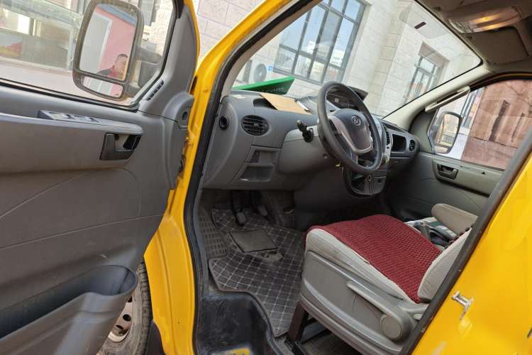 Used SAIC MAXUS 2018 2.5T 6-speed manual van long-wheelbase mid-roof 2-3 seats Driver Seat