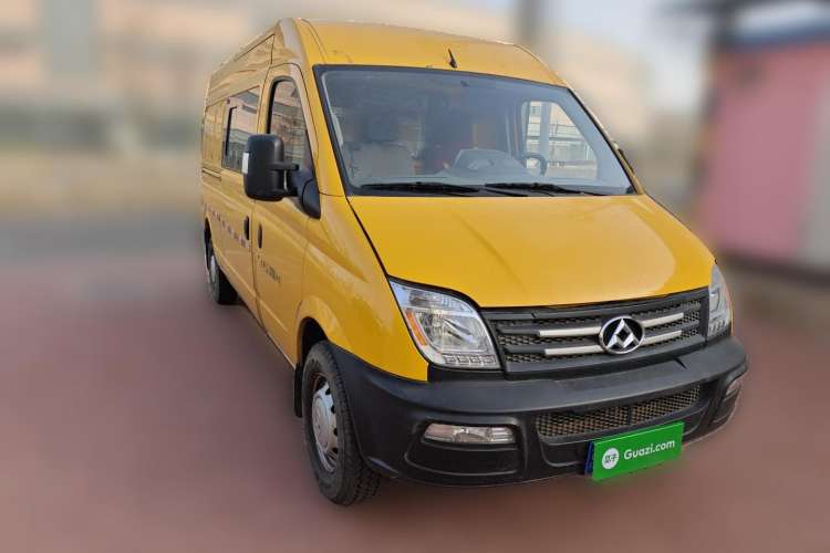 Used SAIC MAXUS 2018 2.5T 6-speed manual van long-wheelbase mid-roof 2-3 seats Front Right 45 Deg