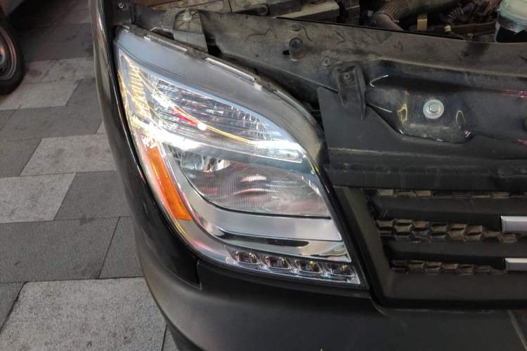 Used SAIC MAXUS 2019 2.5T Classic Model AMT Aoyuntong Facelifted Short Wheelbase Ultra-Low Roof 5/6-Seater Right Front Headlight
