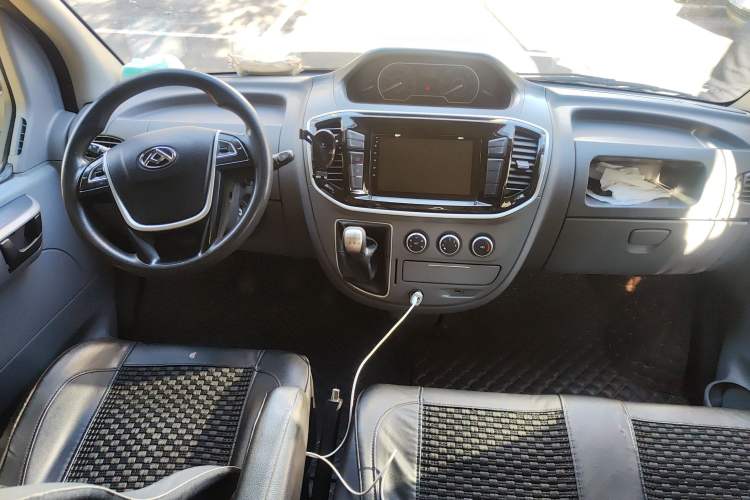 Used SAIC MAXUS 2019 2.5T Classic Edition 6-Speed Manual – Aoyuntong Modified Version Short Wheelbase Mid-Height Roof 5/6 Seats Center Console