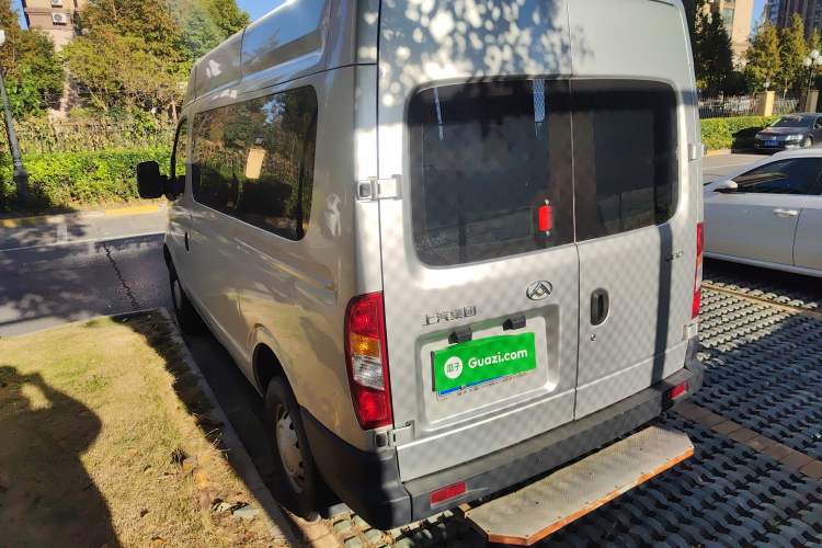 Used SAIC MAXUS 2019 2.5T Classic Edition 6-Speed Manual – Aoyuntong Modified Version Short Wheelbase Mid-Height Roof 5/6 Seats Rear Left 45 Deg