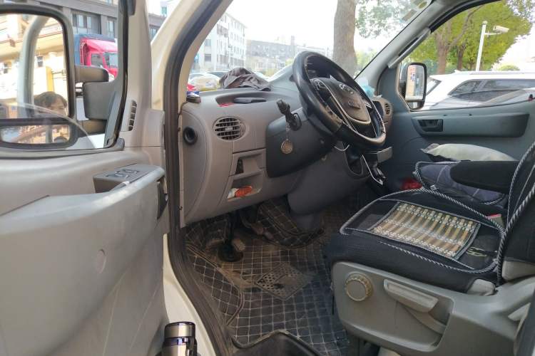 Used SAIC MAXUS 2019 2.5T Classic 6-Speed Manual Van Long Wheelbase Mid-Roof Design 2/3 Seats Driver Seat