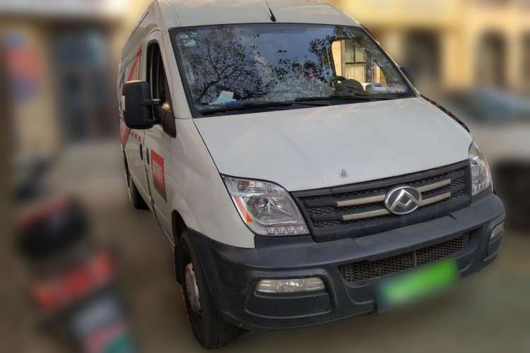 Used SAIC MAXUS 2019 2.5T Classic 6-Speed Manual Van Long Wheelbase Mid-Roof Design 2/3 Seats Front Right 45 Deg