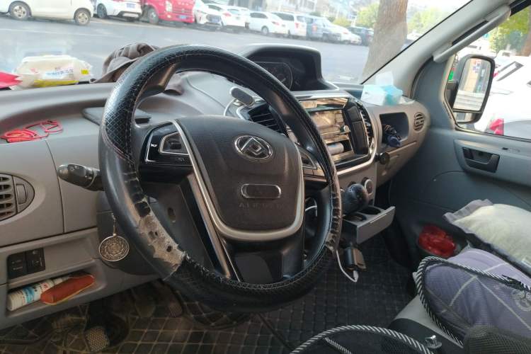 Used SAIC MAXUS 2019 2.5T Classic 6-Speed Manual Van Long Wheelbase Mid-Roof Design 2/3 Seats Steering Wheel