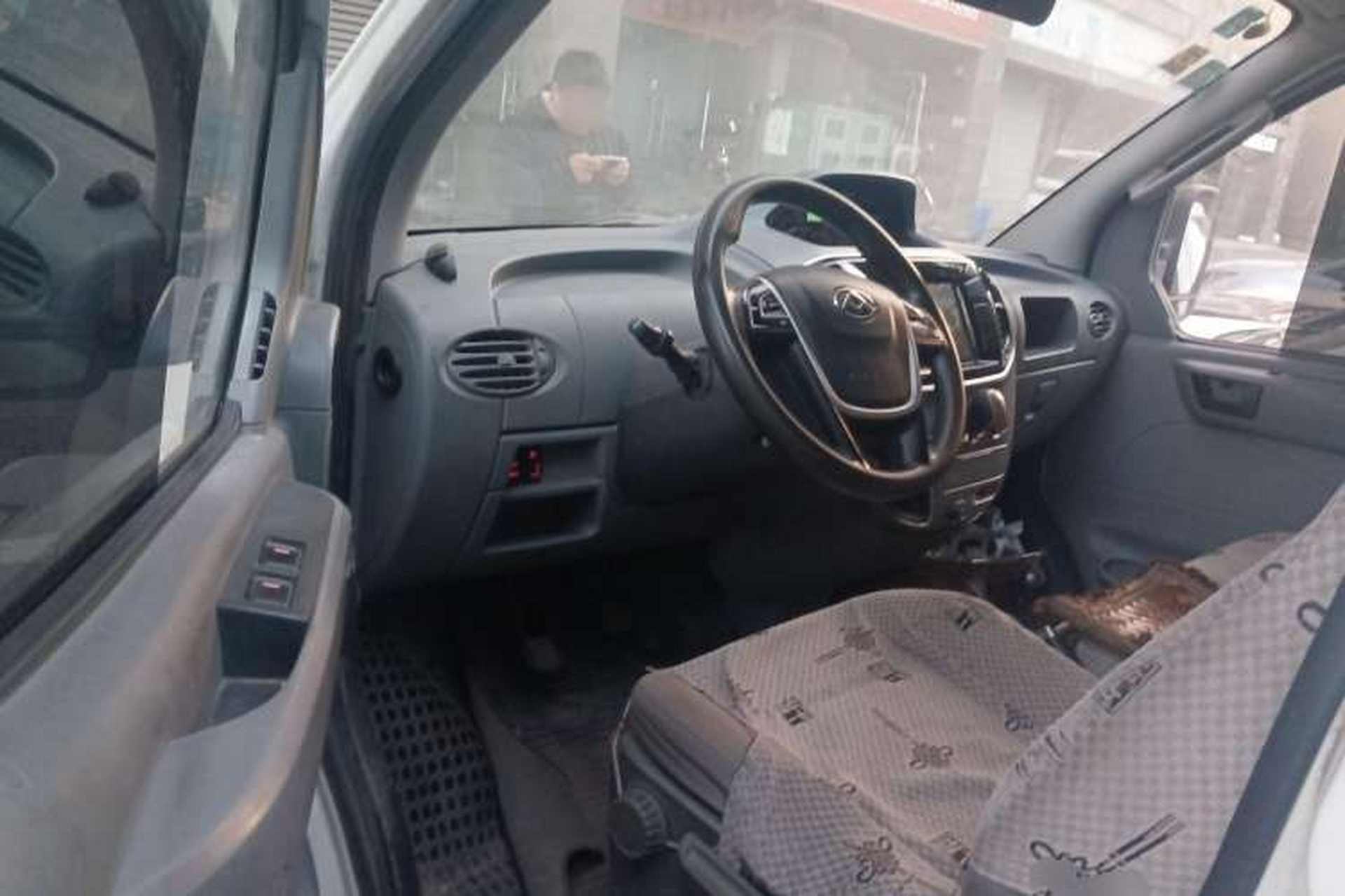 Used SAIC MAXUS 2020 2.5T Manual Classic City Delivery King Short Wheelbase Mid-Roof Design 2/3 Seats Driver Seat