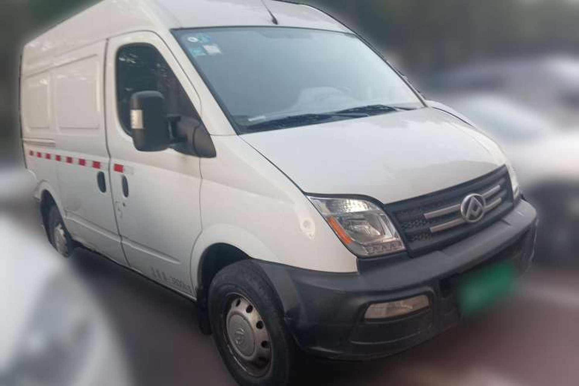 Used SAIC MAXUS 2020 2.5T Manual Classic City Delivery King Short Wheelbase Mid-Roof Design 2/3 Seats Front Right 45 Deg