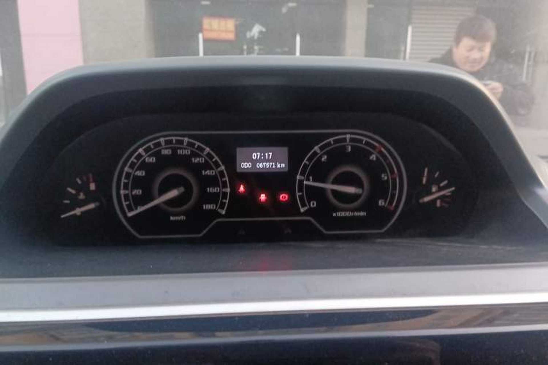Used SAIC MAXUS 2020 2.5T Manual Classic City Delivery King Short Wheelbase Mid-Roof Design 2/3 Seats Instrument Cluster