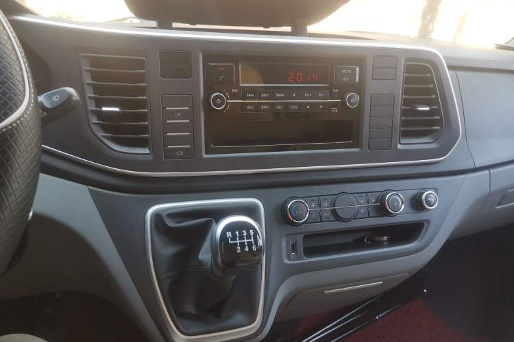 Used SAIC MAXUS 2021 2.0T Manual Classic Aoyuntong 127 PS Mid-axle Mid-roof 6/7/8/9-Seater Audio And AC Panel