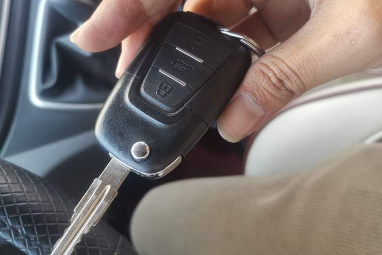 Used SAIC MAXUS 2021 2.0T Manual Classic Aoyuntong 127 PS Mid-axle Mid-roof 6/7/8/9-Seater Vehicle Key
