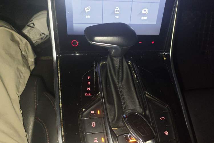 Used SAIC MAXUS D60 2019 1.5T Automatic Luxury Edition 5-seater Gear Lever
