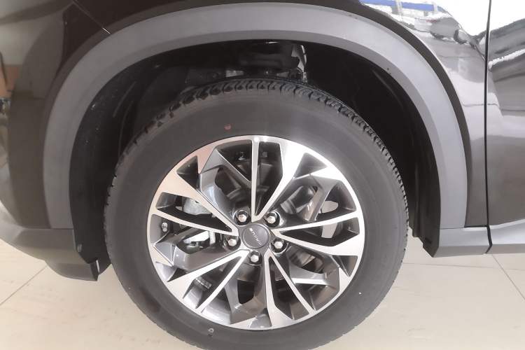 Used SAIC MAXUS D60 2022 1.5T Automatic Smart Enjoyment Version 5 Seats Left Front Wheel Hub