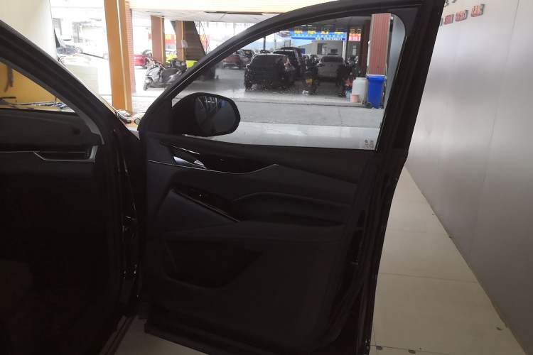 Used SAIC MAXUS D60 2022 1.5T Automatic Smart Enjoyment Version 5 Seats Right Front Door Interior