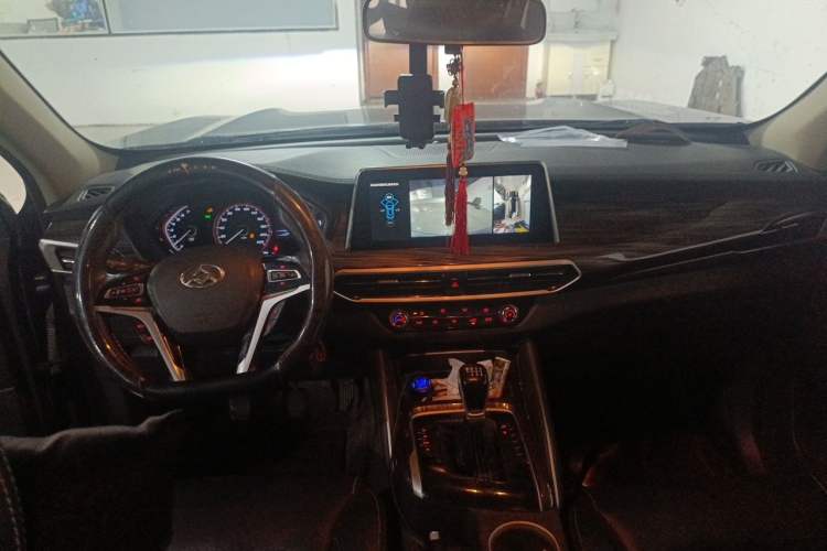 Used SAIC MAXUS D90 2017 2.0T Manual 4x4 Neptune Center Console