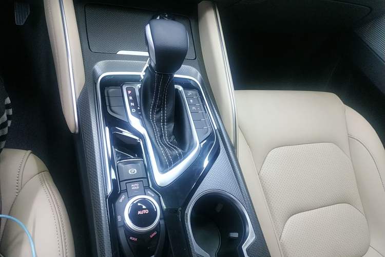 Used SAIC MAXUS D90 2017 2.0T Automatic All-Wheel Drive Sirius Gear Lever