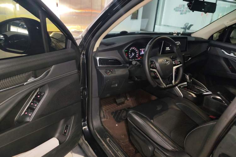 Used SAIC MAXUS D90 2017 2.0T Automatic Two-Wheel Drive Mercury Base Edition Interior 3