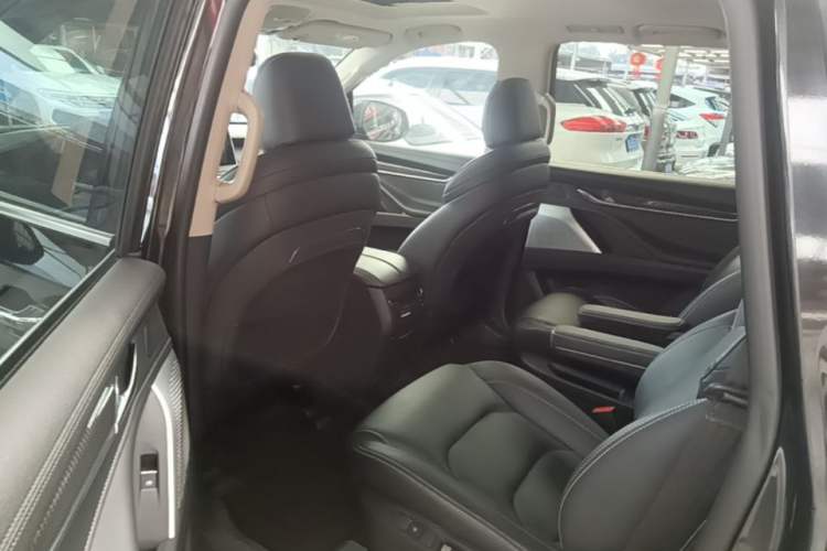 Used SAIC MAXUS D90 2017 2.0T Automatic Two-Wheel Drive - Uranus Left Rear Seat