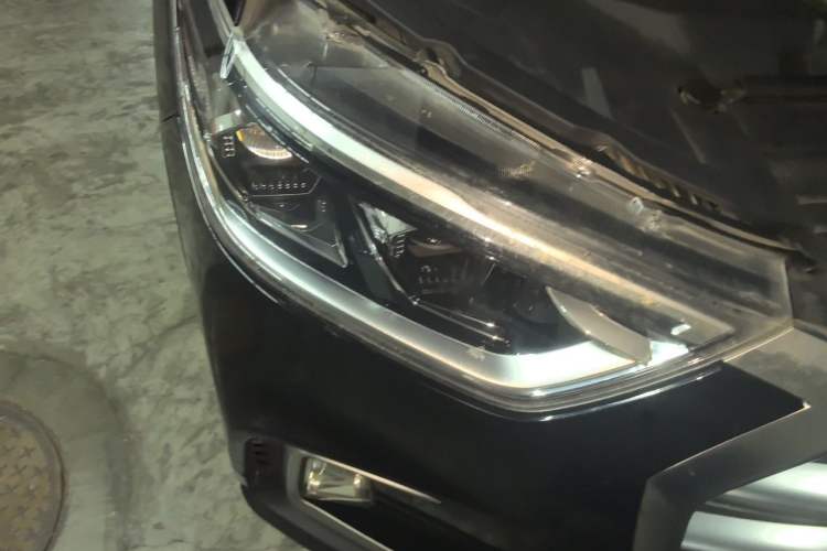 Used SAIC MAXUS D90  Right Front Headlight