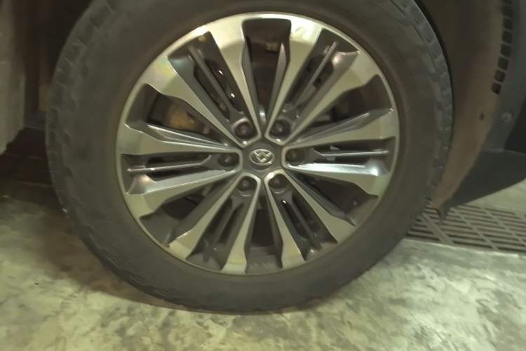Used SAIC MAXUS D90  Right Front Wheel Hub
