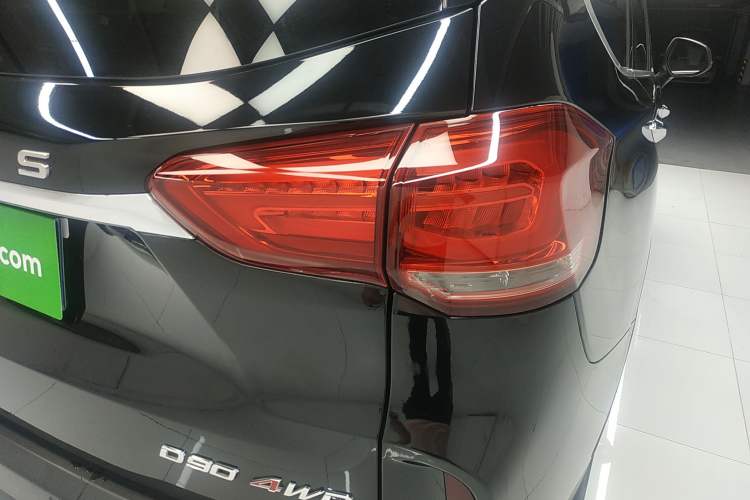 Used SAIC MAXUS D90 2017 2.0T Automatic All-Wheel Drive Sirius Right Rear Taillight