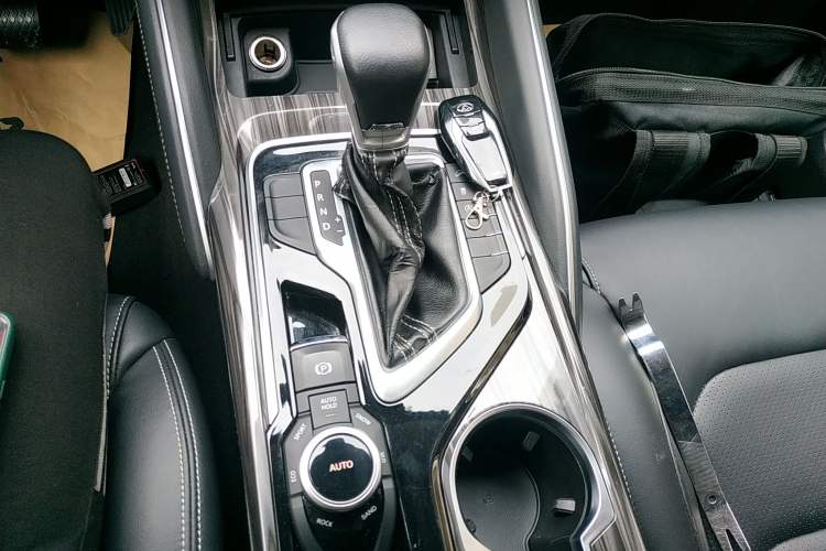 Used SAIC MAXUS D90 2017 2.0T Automatic All-Wheel Drive Sirius Gear Lever