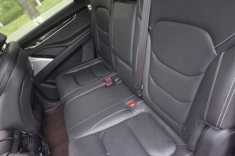 Used SAIC MAXUS D90 2017 2.0T Automatic Two-Wheel Drive - Uranus Left Rear Seat