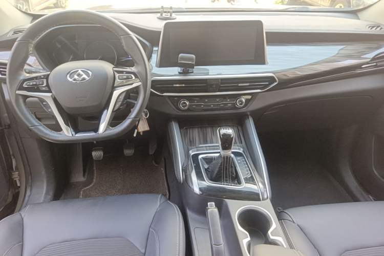 Used SAIC MAXUS D90 2017 2.0T Manual Two-Wheel Drive Mars Center Console