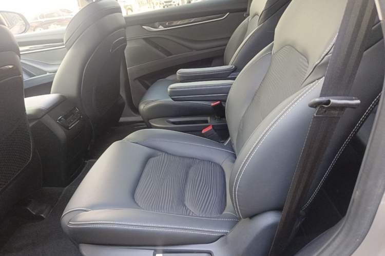 Used SAIC MAXUS D90 2017 2.0T Manual Two-Wheel Drive Mars Left Rear Seat