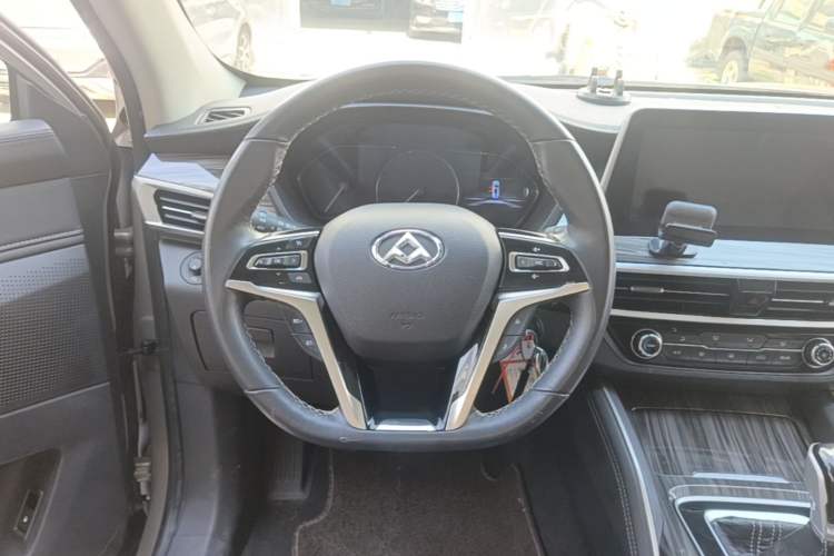 Used SAIC MAXUS D90 2017 2.0T Manual Two-Wheel Drive Mars Steering Wheel