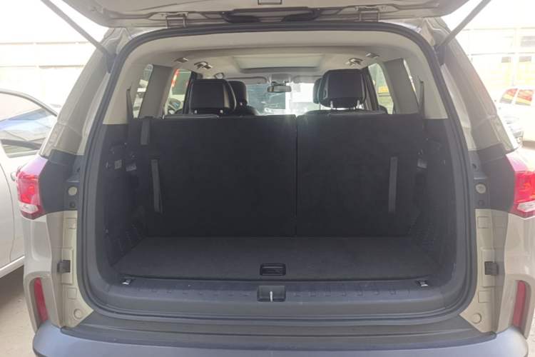 Used SAIC MAXUS D90 2017 2.0T Manual Two-Wheel Drive Mars Trunk