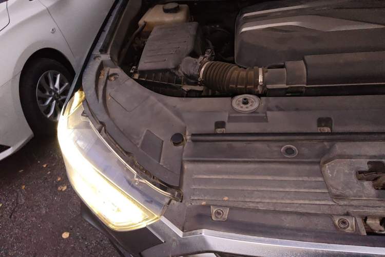Used SAIC MAXUS D90 2017 2.0T Automatic All-Wheel Drive Sirius Engine Bay Right