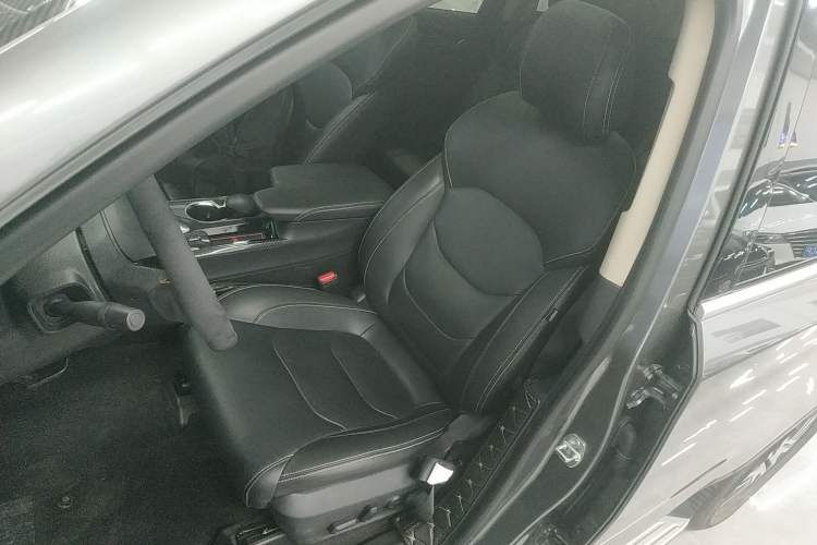Used SAIC MAXUS D90 2017 2.0T Automatic Two-Wheel Drive - Uranus Left Front Seat