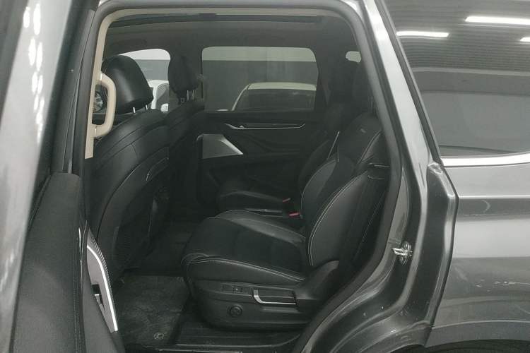 Used SAIC MAXUS D90 2017 2.0T Automatic Two-Wheel Drive - Uranus Left Rear Seat
