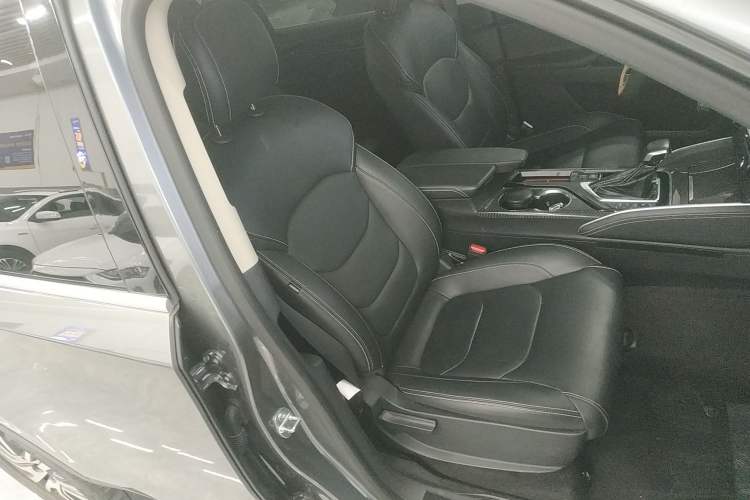 Used SAIC MAXUS D90 2017 2.0T Automatic Two-Wheel Drive - Uranus Right Front Seat