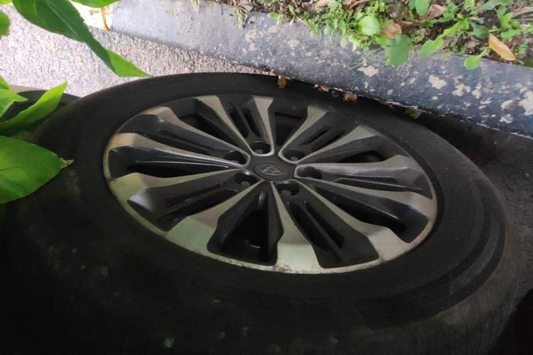 Used SAIC MAXUS D90  Right Front Wheel Hub