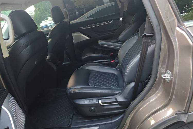 Used SAIC MAXUS D90 2017 2.0T Automatic Two-Wheel Drive - Uranus Left Rear Seat