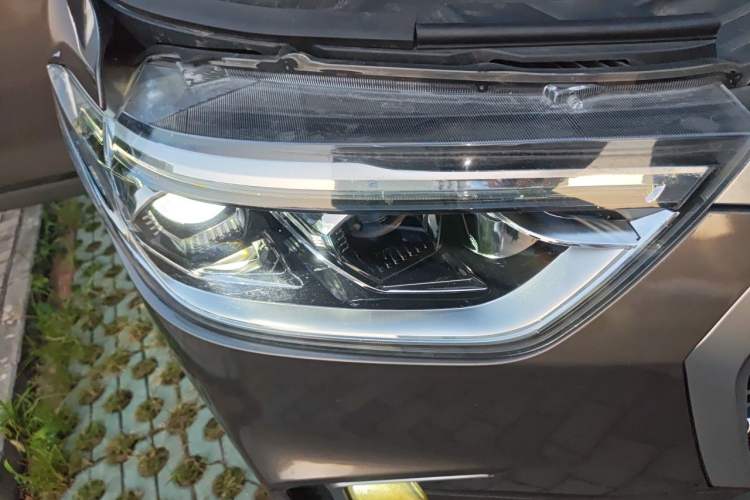 Used SAIC MAXUS D90 2017 2.0T Automatic Two-Wheel Drive - Uranus Right Front Headlight